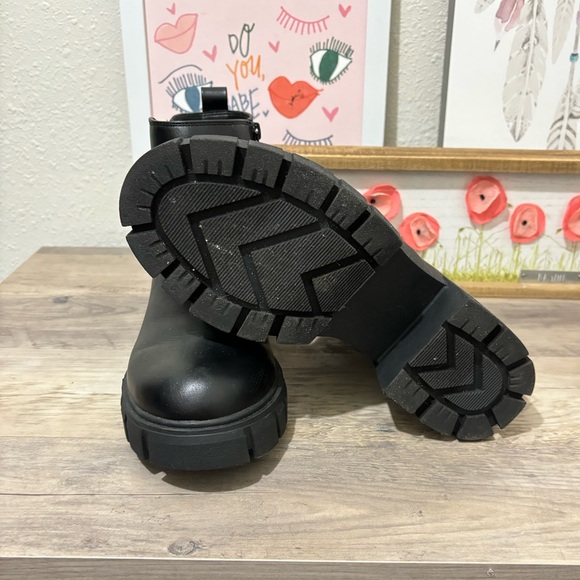 Black ankle boots size 8W - Picture 2 of 2